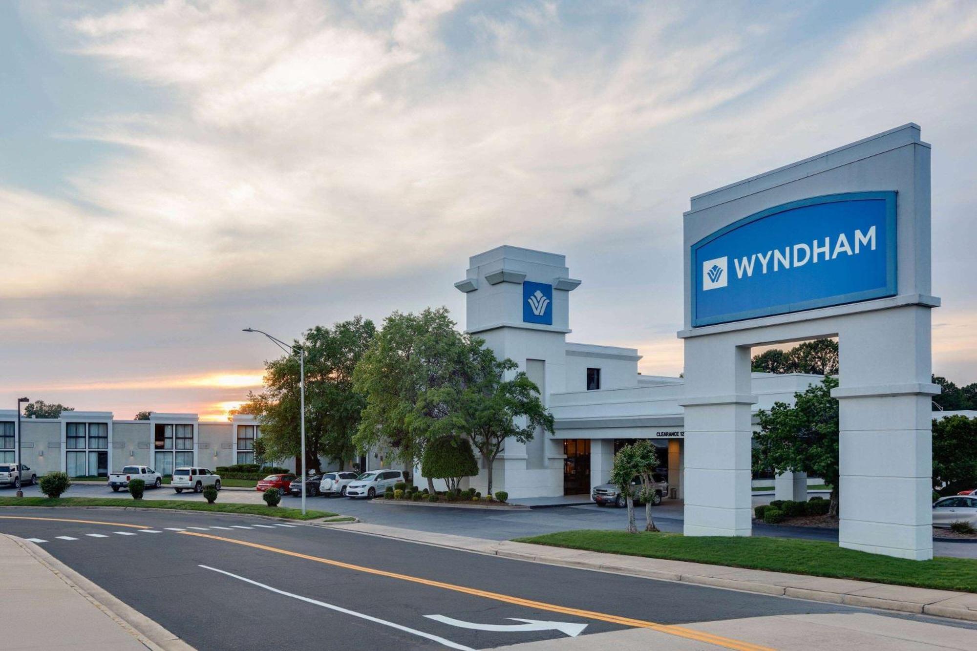 Wyndham Riverfront Hotel Литъл Рок Екстериор снимка